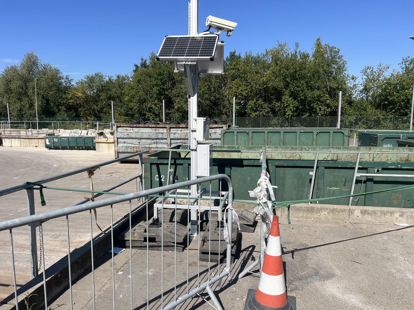 Unité Neurogreen autonome à énergie solaire installée sur un recyparc, entre des conteneurs.